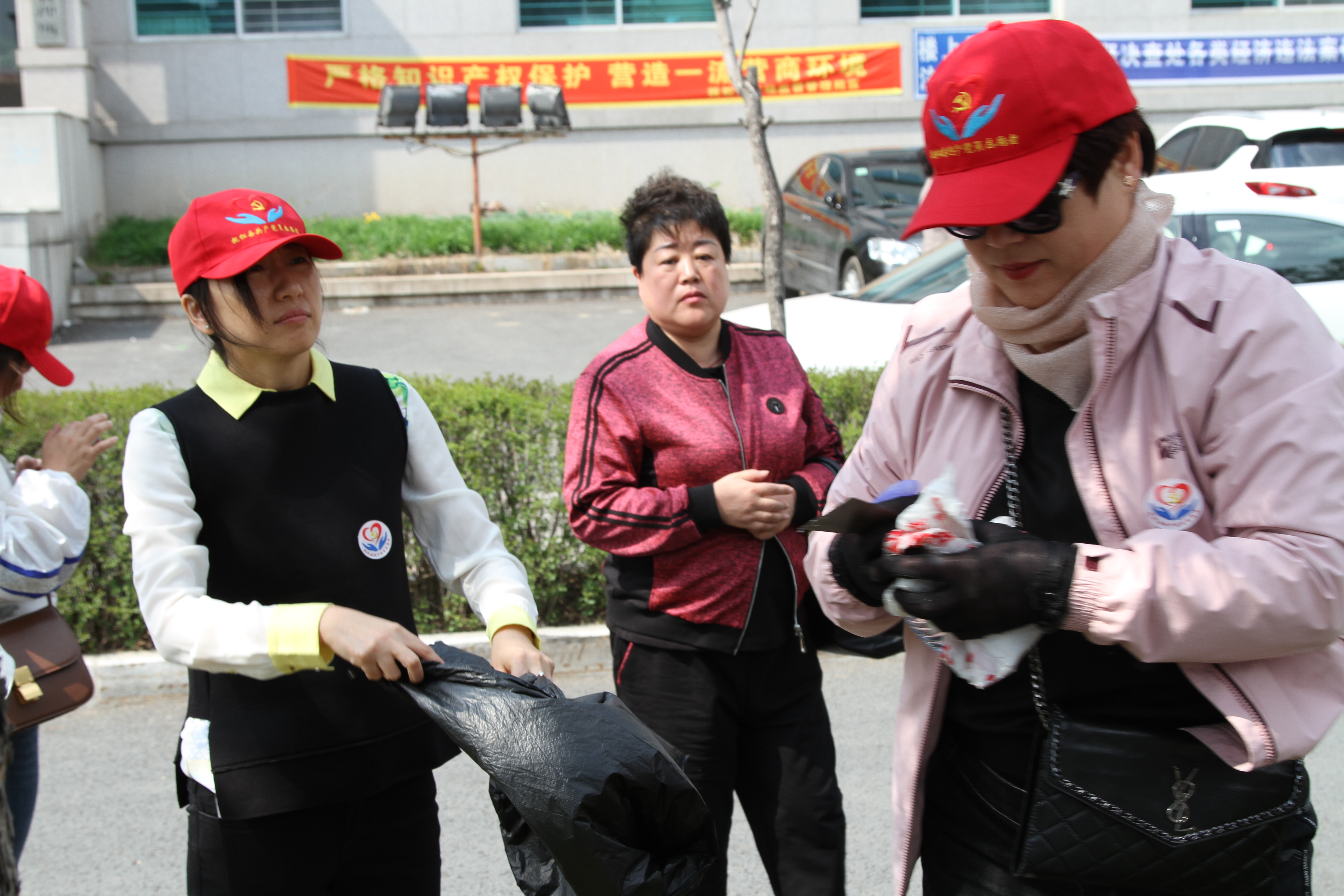 清除小广告，文明我先行——抚松县文化馆党员志愿者服务活动